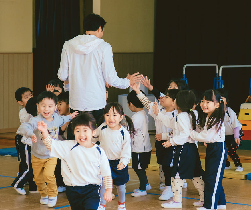 子どもたちと笑顔で遊んでいる様子