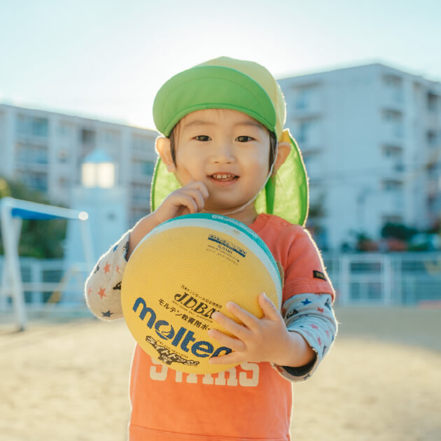 あいさつをする子ども