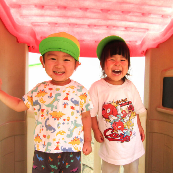 遊具の中で並ぶ園児たち