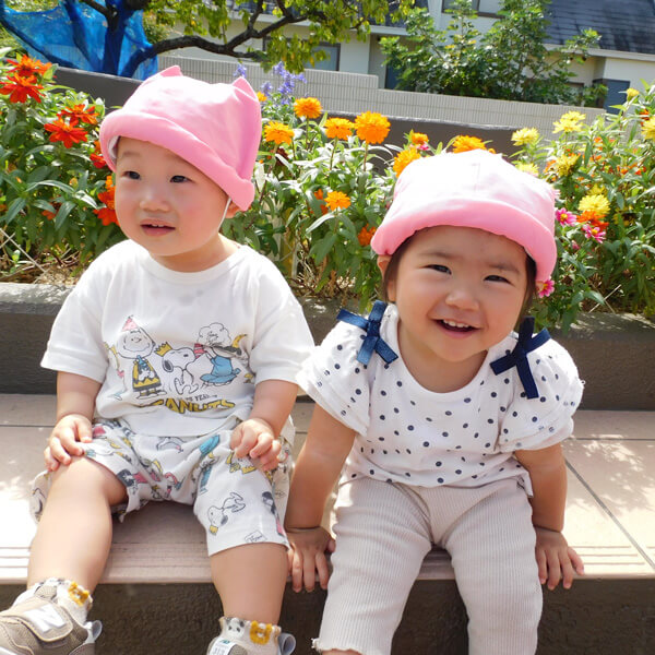 外で遊ぶ乳児たち