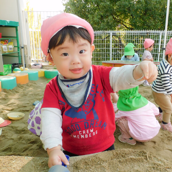砂場で遊ぶ園児たち