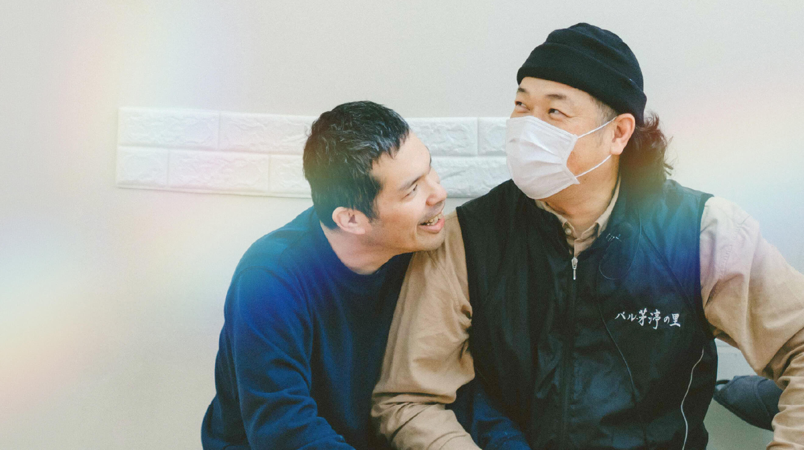 職員と入居者さまが談笑する様子
