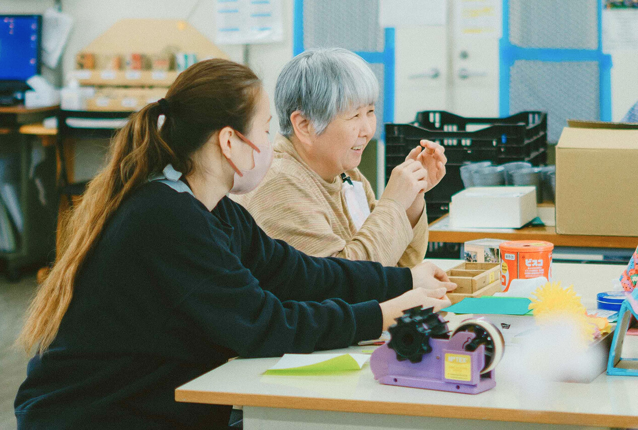 生活介護のスタッフとお話してる様子