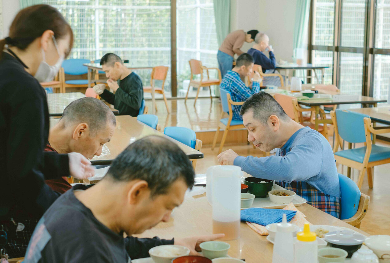 食堂でお昼ごはんを食べる様子